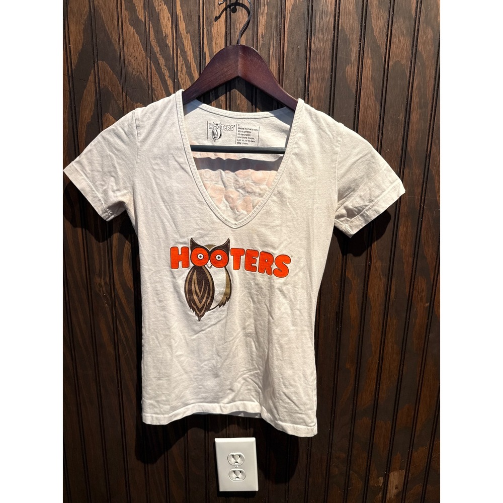 Hooters Graphic V-Neck T-Shirt Womens Small White Short Sleeve Owl Logo Tee